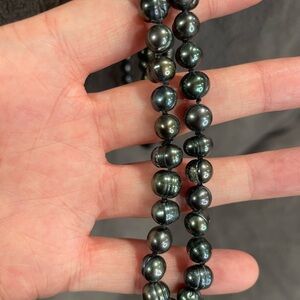 Natural Hawaiian Black Pearl Necklace and Stud Earrings